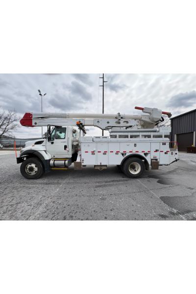 2014 International 7400 Altec Material Handler (860092) - Image 2